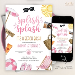 Puede incluir: Una invitación de cumpleaños de playa rosa y blanca para una niña que cumple cinco años. La invitación presenta una ilustración de acuarela de una sombrilla de playa, gafas de sol, una bolsa de playa, una pelota de playa, chanclas y una silla de playa. El texto de la invitación dice: "Splish Splash ¡Es una fiesta en la playa! Únase a nosotros para celebrar Amanda cumple cinco años. Viernes 23 de diciembre de 2 a 5 PM 3145 Doctors Drive Los Angeles, CA, 90017 RSVP a Kayla al 310-341-3368"