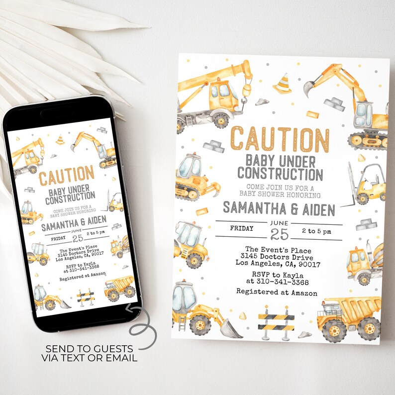 Pu&ograve; includere: Invito per baby shower con veicoli da cantiere e la scritta "CAUTION BABY UNDER CONSTRUCTION". L'invito include i nomi Samantha & Aiden, data, ora e informazioni RSVP. Il design &egrave; giallo e grigio.