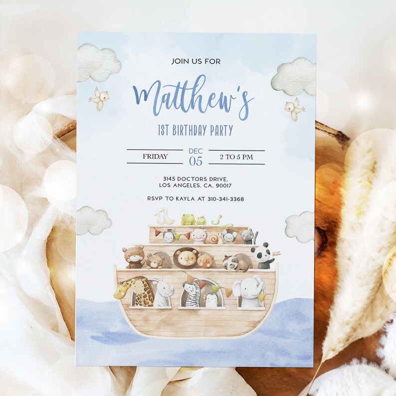 K&ouml;nnte beinhalten: Eine blaue und wei&szlig;e Einladung mit einer Aquarell-Illustration einer h&ouml;lzernen Arche, die mit Tieren gef&uuml;llt ist. Der Text lautet "Join us for Matthew's 1st Birthday Party, Friday, Dec 05, 2 to 5 PM, 3145 Doctors Drive, Los Angeles, CA, 90017, RSVP to Kayla at 310-341-3368."
