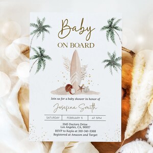 Puede incluir: Invitaci&oacute;n a un baby shower con tem&aacute;tica tropical. La invitaci&oacute;n presenta una tabla de surf, palmeras y las palabras "Baby ON BOARD". La invitaci&oacute;n incluye el nombre Josefina Smith, la fecha, la hora y el lugar.