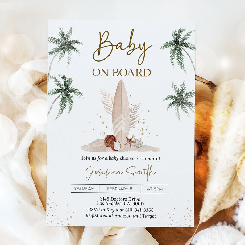 Puede incluir: Invitaci&oacute;n a un baby shower con tem&aacute;tica tropical. La invitaci&oacute;n presenta una tabla de surf, palmeras y las palabras "Baby ON BOARD". La invitaci&oacute;n incluye el nombre Josefina Smith, la fecha, la hora y el lugar.