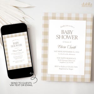 Puede incluir: Una invitación a un baby shower con un borde de patrón de cuadros vichy beige. La invitación incluye el texto "Baby Shower" y los detalles de la fiesta de Olivia Smith, incluyendo la fecha, hora y lugar. Un smartphone muestra la misma invitación.
