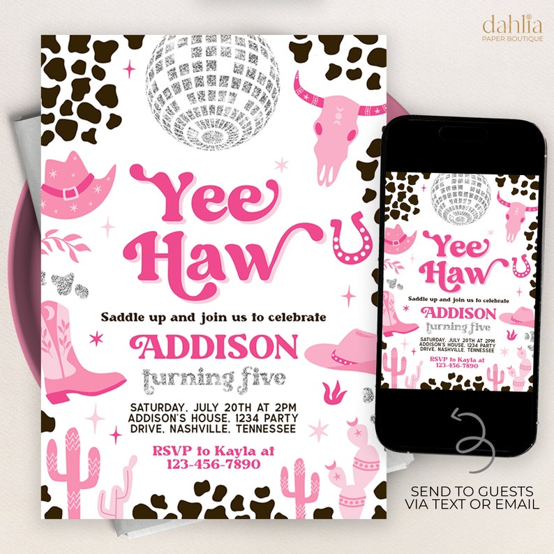 Puede incluir: Invitaci&oacute;n de fiesta de cumplea&ntilde;os rosa y blanca con fondo de estampado de vaca. La invitaci&oacute;n dice "Yee Haw" y es para Addison que cumple cinco a&ntilde;os. La invitaci&oacute;n incluye una bola de discoteca plateada, un sombrero de vaquero rosa, una bota de vaquero rosa y un cactus rosa.