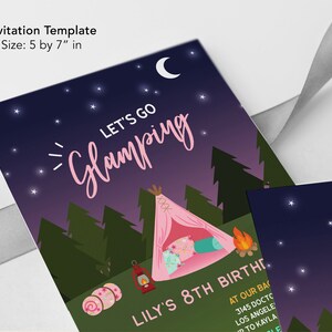 K&ouml;nnte beinhalten: Eine rosafarbene und wei&szlig;e Glamping-Geburtstagseinladung mit einem Halbmond und Sternen am Nachthimmel. Die Einladung lautet "Let's Go Glamping" und "Lily's 8th Birthday".