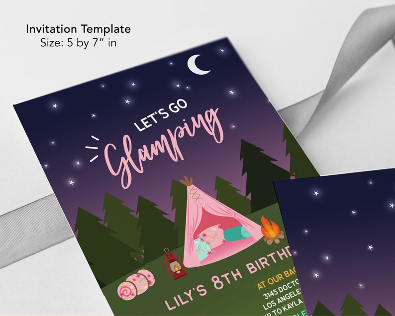 K&ouml;nnte beinhalten: Eine rosafarbene und wei&szlig;e Glamping-Geburtstagseinladung mit einem Halbmond und Sternen am Nachthimmel. Die Einladung lautet "Let's Go Glamping" und "Lily's 8th Birthday".