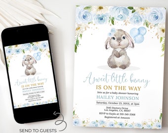 Puede incluir: Una invitación de baby shower azul y blanca con una ilustración de acuarela de un conejito sosteniendo globos azules. El texto dice "A sweet little bunny is on the way" e incluye el nombre "Hailey Johnson".