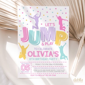 Puede incluir: Una invitaci&oacute;n de fiesta con las palabras "LET'S JUMP & PLAY" en letras grandes y coloridas. La invitaci&oacute;n es para la fiesta del 8&ordm; cumplea&ntilde;os de Olivia, con la fecha, la hora y los detalles del lugar. Siluetas de ni&ntilde;os saltando est&aacute;n dispersas en la parte superior.