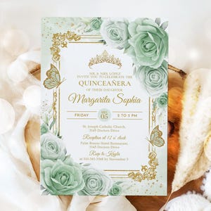 Può includere: Un invito di Quinceañera verde e oro con un design floreale. L'invito include il testo "MR. & MRS. LOPEZ INVITE YOU TO CELEBRATE THE QUINCEAÑERA OF THEIR DAUGHTER Margarita Sophia" e i dettagli dell'evento, tra cui la data, l'ora e il luogo.