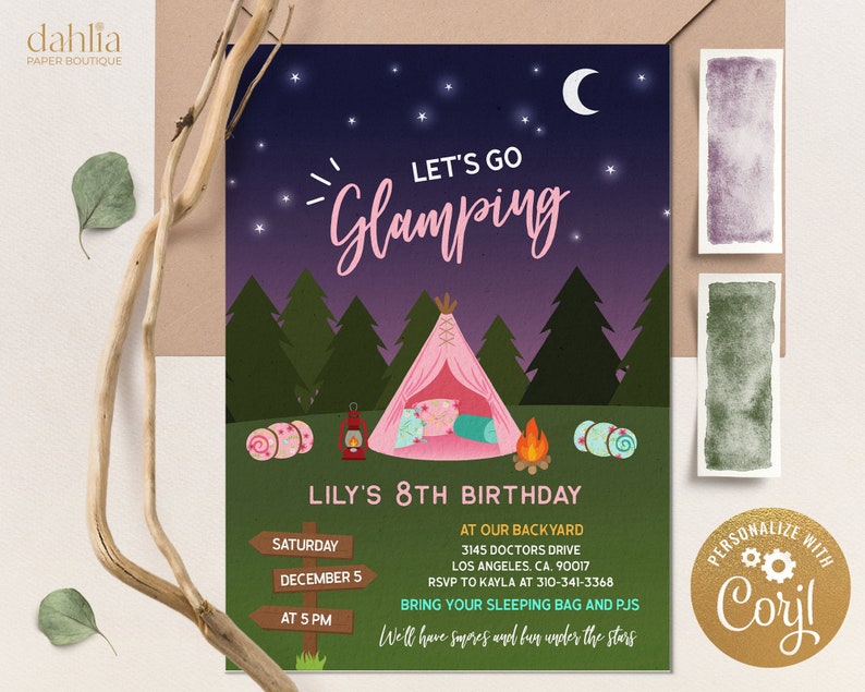 K&ouml;nnte beinhalten: Ein rosa-wei&szlig;es Zelt mit einem Lagerfeuer davor. Der Text "Let's Go Glamping" steht oben auf der Einladung. Der Text "Lily's 8th Birthday" steht unter dem Zelt. Die Einladung ist f&uuml;r eine Geburtstagsfeier um 17:00 Uhr am 5. Dezember. Der Text "Bring your sleeping bag and PJs" steht unter dem Datum und der Uhrzeit. Der Text "We'll have s'mores and fun under the stars" steht unter dem Schlafsack und den Pyjamas. Der Text "Personalize with Coril" steht in einem goldenen Kreis unten rechts auf der Einladung.