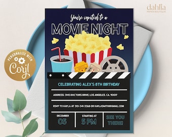 Könnte beinhalten: Eine blaue und schwarze Einladung zu einer Filmabend-Party mit einem Popcorn-Eimer, einem Sodaglas und einer Filmrolle. Die Einladung lautet "Sie sind eingeladen zu einem Filmabend zur Feier des 8. Geburtstags von Alex".