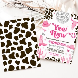 Puede incluir: Una invitaci&oacute;n rosa y blanca con un fondo de estampado de vaca. La invitaci&oacute;n dice "Yee Haw" y "Saddle up and join us to celebrate Addison turning five". La invitaci&oacute;n tambi&eacute;n incluye una bola de discoteca, botas de vaquero, un cactus y una herradura.