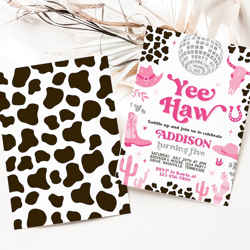 Puede incluir: Una invitaci&oacute;n rosa y blanca con un fondo de estampado de vaca. La invitaci&oacute;n dice "Yee Haw" y "Saddle up and join us to celebrate Addison turning five". La invitaci&oacute;n tambi&eacute;n incluye una bola de discoteca, botas de vaquero, un cactus y una herradura.