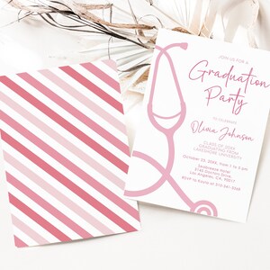 Może przedstawiać: R&oacute;żowa i biała karta w paski z grafiką r&oacute;żowego stetoskopu i tekstem: "Join us for a Graduation Party to celebrate Olivia Johnson Class of 20XX Graduating from Lakeshore University October 23, 20XX, from 1 to 5 pm Seabreeze Hotel 3145 Doctors Drive. Los Angeles, CA. 90017 RSVP to Kayla at 310-341-3368"