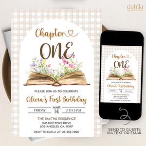 Puede incluir: Una invitación imprimible para una fiesta de primer cumpleaños con un tema de libro y flores. La invitación presenta un libro marrón con flores que salen de él. El texto de la invitación dice "Capítulo Uno" y "El primer cumpleaños de Olivia". La invitación está sobre un fondo a cuadros beige y blanco.