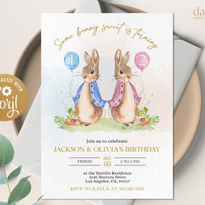 Invito di compleanno congiunto di Peter Rabbit, modello di invito neutro rispetto al genere modificabile, coniglietto rustico blu e rosa, 1° compleanno, festa combinata per bambini