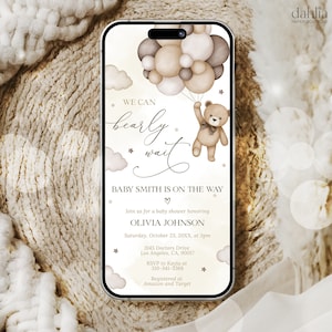 Könnte beinhalten: Eine Babyparty-Einladung mit einem Teddybären, der Ballons hält. Die Einladung lautet "We can bearly wait" und "Baby Smith is on the way". Die Einladung enthält auch das Datum, die Uhrzeit und den Ort der Party.