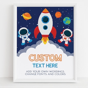 Op de afbeelding: Een afdrukbare poster met ruimtethema met twee astronauten, een raket en planeten op een donkerblauwe achtergrond. De tekst "CUSTOM TEXT HERE" is in oranje en blauw. De tekst "ADD YOUR OWN WORDINGS, CHANGE FONTS AND COLORS" is in zwart.