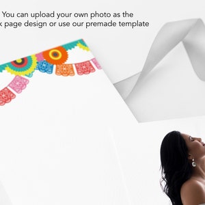 Pu&ograve; includere: Un biglietto bianco con un bordo colorato di fiori di carta e bandierine di carta. Il testo "Puoi caricare la tua foto come design della pagina posteriore o utilizzare il nostro modello predefinito" &egrave; in cima al biglietto.