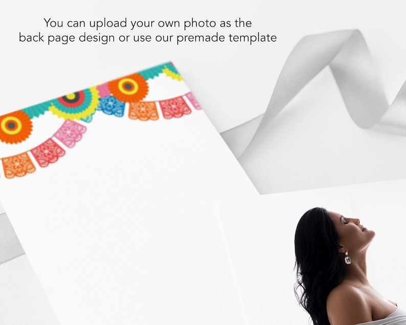 Pu&ograve; includere: Un biglietto bianco con un bordo colorato di fiori di carta e bandierine di carta. Il testo "Puoi caricare la tua foto come design della pagina posteriore o utilizzare il nostro modello predefinito" &egrave; in cima al biglietto.