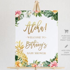 K&ouml;nnte beinhalten: Ein wei&szlig;es Willkommens-Schild mit goldenen Buchstaben, auf dem "Aloha!" und "Willkommen zur Babyparty von Bethany" steht. Das Schild ist mit tropischen Blumen und Bl&auml;ttern verziert.