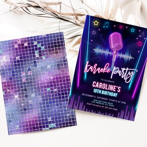 Puede incluir: Un fondo de mosaico brillante morado y azul con una invitaci&oacute;n a una fiesta de karaoke. La invitaci&oacute;n presenta un micr&oacute;fono rosa ne&oacute;n con una onda sonora y el texto "karaoke party" en rosa y azul ne&oacute;n. La invitaci&oacute;n tambi&eacute;n incluye el texto "Para celebrar el 10&ordm; cumplea&ntilde;os de Caroline" y los detalles de la fiesta, incluida la fecha, la hora, la direcci&oacute;n y la informaci&oacute;n de RSVP.