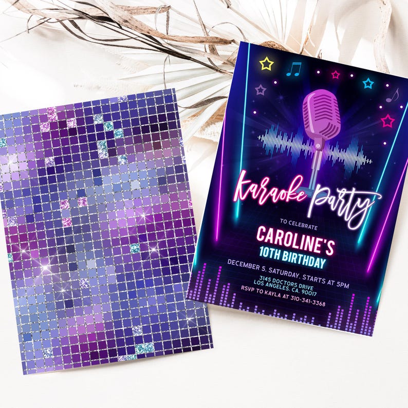 Puede incluir: Un fondo de mosaico brillante morado y azul con una invitaci&oacute;n a una fiesta de karaoke. La invitaci&oacute;n presenta un micr&oacute;fono rosa ne&oacute;n con una onda sonora y el texto "karaoke party" en rosa y azul ne&oacute;n. La invitaci&oacute;n tambi&eacute;n incluye el texto "Para celebrar el 10&ordm; cumplea&ntilde;os de Caroline" y los detalles de la fiesta, incluida la fecha, la hora, la direcci&oacute;n y la informaci&oacute;n de RSVP.