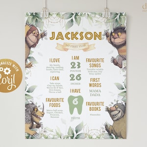 Puede incluir: Un póster imprimible blanco con un fondo de acuarela verde que presenta un personaje de monstruo de dibujos animados. El póster es una tabla de hitos del primer cumpleaños para un bebé llamado Jackson. Incluye detalles como el peso, la altura, los alimentos favoritos, las canciones y los libros. El póster está personalizado con el texto "PERSONALIZAR CON Coril".
