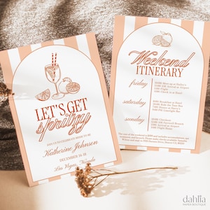 Puede incluir: Una tarjeta con rayas blancas y melocotón con el texto "Let's Get Spritzgy" en letra naranja. La tarjeta también incluye un dibujo de un vaso de zumo de naranja con una pajita y rodajas de naranja. El texto "Join us to celebrate bride to be Katherine Johnson December 16-18 Las Vegas, Nevada" está impreso debajo de la ilustración. Una segunda tarjeta con un fondo de rayas blancas y melocotón tiene el texto "Weekend Itinerary" en letra naranja. El itinerario incluye una lista de actividades para el viernes, el sábado y el domingo. El texto "El costo del fin de semana es de $ 399 e incluye alojamiento, tratamiento de spa y brunch. Por favor, haga un cheque a nombre de Samantha Wilson y envíelo a 1920 Doctors Drive, Denver CO, 80210" está impreso en la parte inferior de la tarjeta.