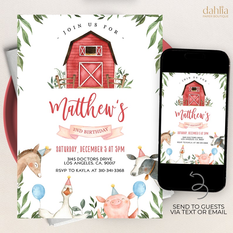 K&ouml;nnte beinhalten: Ein roter Stall mit einem wei&szlig;en X an der T&uuml;r, umgeben von gr&uuml;nen Bl&auml;ttern und Farmtieren. Der Text "Matthew's 2nd Birthday" ist in Rot geschrieben. Die Einladung enth&auml;lt Datum, Uhrzeit, Adresse und RSVP-Informationen.