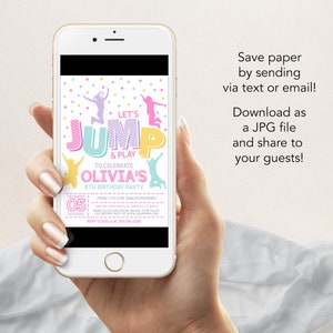 Puede incluir: Un tel&eacute;fono inteligente muestra una colorida invitaci&oacute;n de cumplea&ntilde;os. La invitaci&oacute;n dice "Let's Jump & Play" con el nombre "Olivia" y la fecha "05 de diciembre". El texto incluye "Save paper by sending via text or email!" y "Download as a JPG file and share to your guests!"