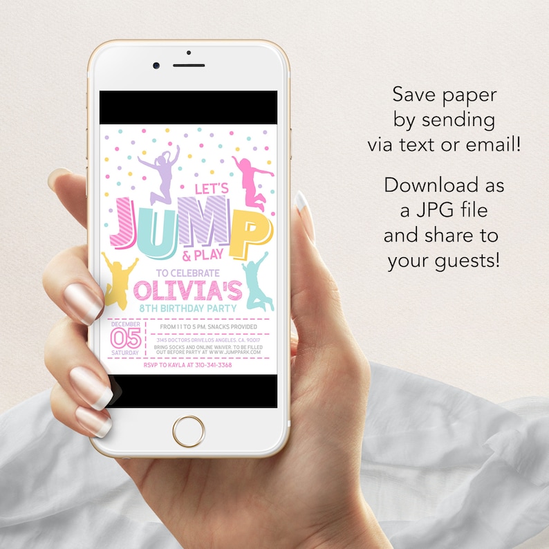Puede incluir: Un tel&eacute;fono inteligente muestra una colorida invitaci&oacute;n de cumplea&ntilde;os. La invitaci&oacute;n dice "Let's Jump & Play" con el nombre "Olivia" y la fecha "05 de diciembre". El texto incluye "Save paper by sending via text or email!" y "Download as a JPG file and share to your guests!"