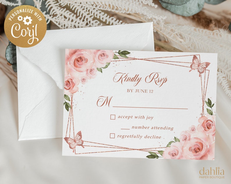 Puede incluir: Una tarjeta RSVP de boda en rosa y dorado con un dise&ntilde;o floral y mariposas. El texto dice "Kindly RSVP by June 12".