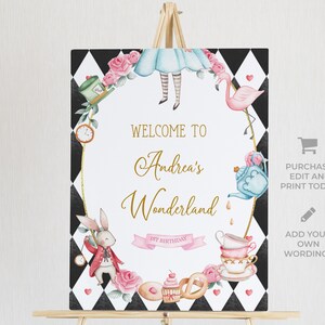 K&ouml;nnte beinhalten: Ein wei&szlig;es Willkommens-Schild mit einem schwarz-wei&szlig; karierten Rand. Das Schild zeigt einen goldenen Kreis mit einem rosa Flamingo, einer blauen Teekanne, einer wei&szlig;en Teetasse, einem wei&szlig;en Kaninchen, einer Uhr und einer rosa Rose. Der Text auf dem Schild lautet "Willkommen in Andreas Wunderland 1. Geburtstag".