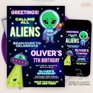 Könnte beinhalten: Eine Geburtstagseinladung für einen 7. Geburtstag mit Weltraumthema. Die Einladung zeigt einen grünen Außerirdischen mit einer Strahlenwaffe, ein Raumschiff und den Text "Grüße! Ruft alle Außerirdischen. Beamt euch ein, um Olivers 7. Geburtstag zu feiern".
