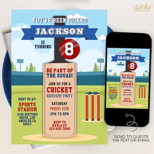 以下が含まれることがあります： クリケットをテーマにした誕生日パーティーの招待状。バット型のデザインで「ジャクソンは8歳」と書かれています。招待状には、ロサンゼルスのスポーツスタジアムでのパーティーの詳細が含まれています。スマートフォンには招待状が表示されています。