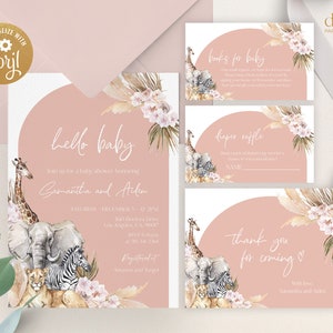 Puede incluir: Una invitaci&oacute;n de baby shower rosa y blanca con una ilustraci&oacute;n de acuarela de una jirafa, un elefante, una cebra y un le&oacute;n. La invitaci&oacute;n dice "hello baby" e incluye los nombres Samantha y Aiden. La invitaci&oacute;n tambi&eacute;n incluye la fecha, la hora y la ubicaci&oacute;n de la ducha.