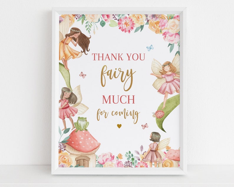 K&ouml;nnte beinhalten: Ein wei&szlig;er Rahmen mit einem rosafarbenen und goldenen Dankesch&ouml;n-Schild f&uuml;r eine Feenparty. Das Schild hat einen floralen Rand mit Schmetterlingen und Feen. Der Text lautet "Vielen Dank Fee, dass du gekommen bist".