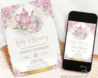 Puede incluir: Una invitación de despedida de soltera rosa y dorada con un diseño de tetera y taza de té. La invitación dice "Baby is Brewing" e incluye el nombre de la novia, la fecha, la hora y el lugar. La invitación también incluye un número de teléfono para las RSVP y información sobre dónde está registrada la novia.