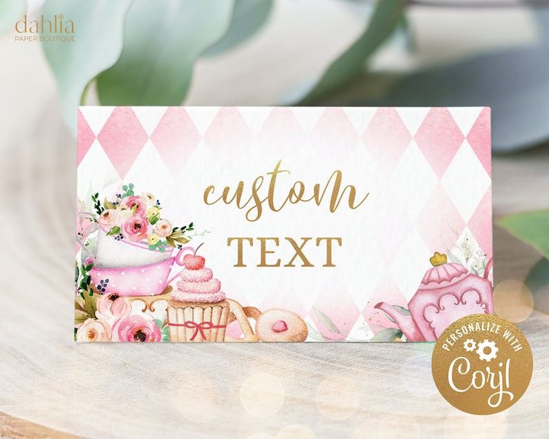 Puede incluir: Tarjeta de lugar imprimible de tem&aacute;tica de fiesta de t&eacute; rosa y blanco con una tetera rosa, una magdalena y flores. El texto "custom TEXT" est&aacute; escrito en dorado. La tarjeta est&aacute; decorada con un patr&oacute;n de diamantes rosa y blanco.