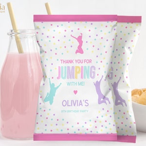 Puede incluir: Bolsas de patatas fritas rosas y blancas con un patrón de lunares de colores. Las bolsas presentan una silueta de una persona saltando y el texto "¡Gracias por saltar conmigo! La fiesta de cumpleaños número 8 de Olivia".