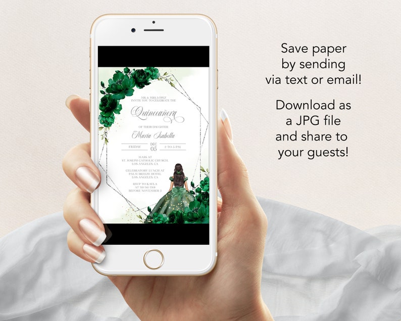 Puede incluir: Una invitaci&oacute;n digital para una Quincea&ntilde;era, con un marco geom&eacute;trico verde y dorado con detalles florales. La invitaci&oacute;n incluye el texto "Quincea&ntilde;era" y "Maria Isabella" con la fecha "DEC 05".