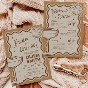 Può includere: Un invito di colore marrone e beige con un design retrò. La carta presenta un bicchiere da martini, una palla da discoteca e il testo "Bride in a tini bit". Il testo "Olivia Smith" è anche presente sulla carta, insieme alle date "Aprile 4-6 20XX".