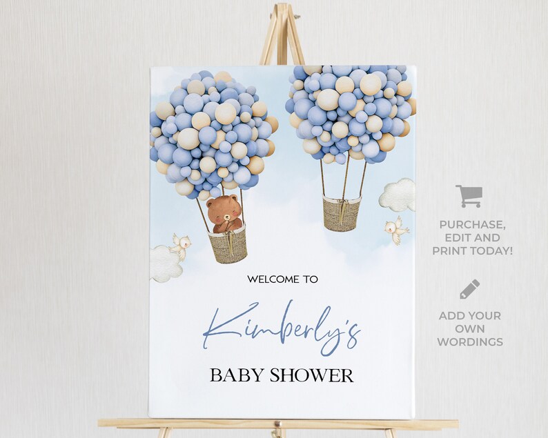 K&ouml;nnte beinhalten: Willkommen zur Babyparty von Kimberly Schild mit einem blauen und beigefarbenen Ballon-Hei&szlig;luftballon mit einem Teddyb&auml;ren im Korb. Das Schild ist auf wei&szlig;em Hintergrund.