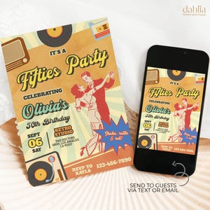 Könnte beinhalten: Eine Einladung im Retro-Stil für eine 50. Geburtstagsfeier mit einem tanzenden Paar, einem Plattenspieler und dem Text "Fifties Party". Das Design wird auf Papier und einem Smartphone gezeigt.