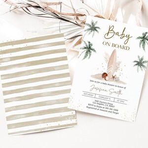 Puede incluir: Invitaci&oacute;n a un baby shower con tem&aacute;tica de playa. La invitaci&oacute;n presenta una tabla de surf, palmeras y las palabras "Baby on Board". La invitaci&oacute;n est&aacute; en tonos beige, marr&oacute;n y verde, con detalles dorados. La parte posterior de la invitaci&oacute;n tiene un patr&oacute;n de rayas beige y blanco.