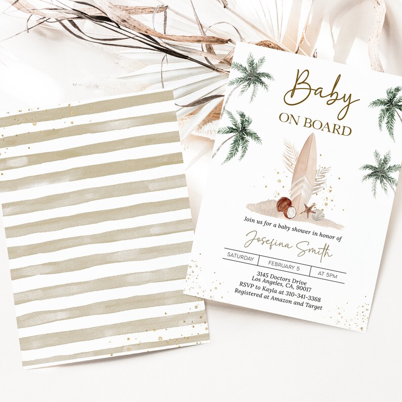 Puede incluir: Invitaci&oacute;n a un baby shower con tem&aacute;tica de playa. La invitaci&oacute;n presenta una tabla de surf, palmeras y las palabras "Baby on Board". La invitaci&oacute;n est&aacute; en tonos beige, marr&oacute;n y verde, con detalles dorados. La parte posterior de la invitaci&oacute;n tiene un patr&oacute;n de rayas beige y blanco.