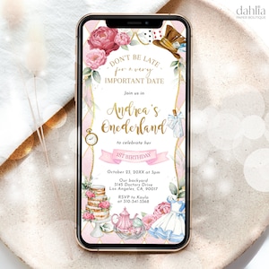 Puede incluir: Una invitación digital rosa y dorada para una fiesta de primer cumpleaños. La invitación presenta un tema caprichoso de Alicia en el País de las Maravillas con ilustraciones de una taza de té, una tetera, un pastel y un personaje vestido como Alicia. El texto dice "No llegues tarde para una cita muy importante. Únase a nosotros en el Onederland de Andrea para celebrar su primer cumpleaños. 23 de octubre de 20XX a las 3 pm. Nuestro patio trasero, 3145 Doctors Drive, Los Ángeles, CA, 90017. RSVP a Kayla al 310-341-3368."