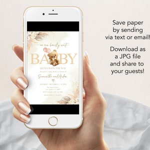 Puede incluir: Una invitaci&oacute;n de baby shower con un fondo de acuarela que presenta un osito de peluche sosteniendo globos. El texto dice "Apenas podemos esperar... &iexcl;Baby Quinn est&aacute; en camino!" e incluye los nombres Samantha y Arden.