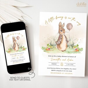 Pode incluir: Um convite para um chá de bebê com uma ilustração em aquarela de um coelho marrom segurando um balão. O convite diz "Um coelhinho está a caminho" e inclui os nomes Samantha e Aiden, a data, a hora e o local do chá de bebê. Também diz "Registrado na Amazon".
