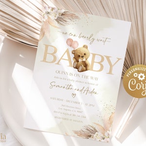Puede incluir: Una invitaci&oacute;n a un baby shower con fondo beige y detalles dorados. La invitaci&oacute;n presenta un osito de peluche sosteniendo globos y el texto "we can bearly wait BABY". Tambi&eacute;n se incluye el texto "QUINN IS ON THE WAY", junto con los nombres "Samantha y Aiden".